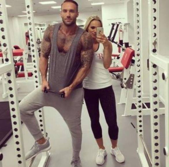 Calum Best, hijo del legendario jugador, fue novio de ella por varios años.