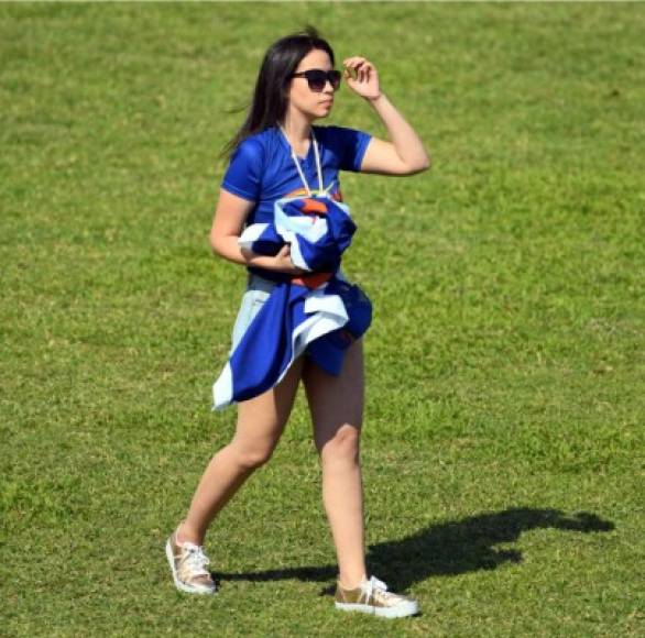 Otra hermosa chica en la cancha del estadio Yankel Rosenthal del Marathón.