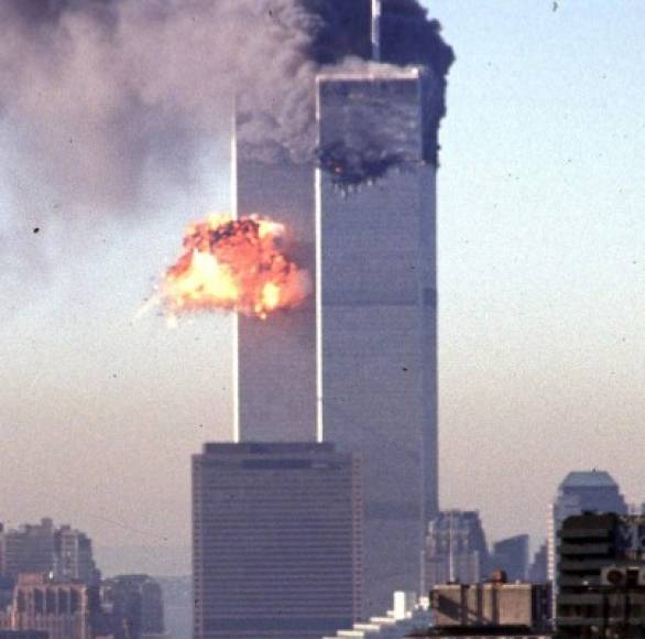 A las 8:00 de la mañana de aquel fatídico 11 de septiembre de 2001, 92 pasajeros y tripulantes abordaron el vuelo 11 de American Airlines en el Aeropuerto Internacional de Boston con destino a Los Ángeles. Veinte minutos después una azafata se comunicó con la compañía para informar que el avión había sido secuestrado. A las 8:46, la aeronave se estrelló contra la Torre Norte del World Trade Center (WTC).