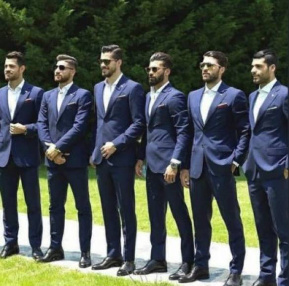 Los seleccionados iraníes mostraron su porte de modelos al posar para una sesión de fotos con elegantes trajes azules que combinaron con modernas gafas de sol.