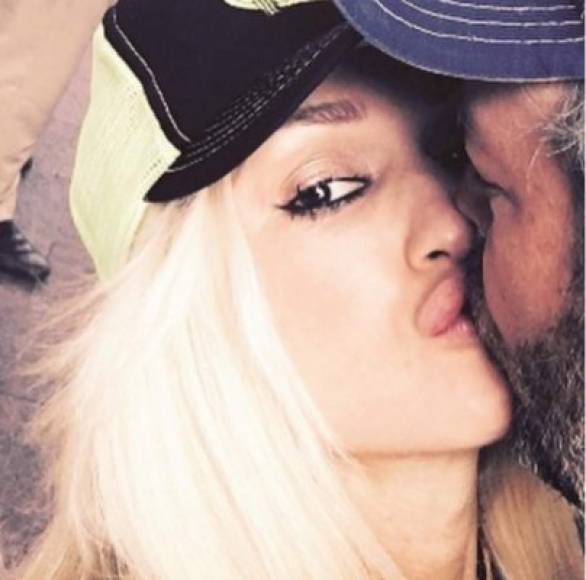 Gwen Stefani compartió un beso con Blake Shelton