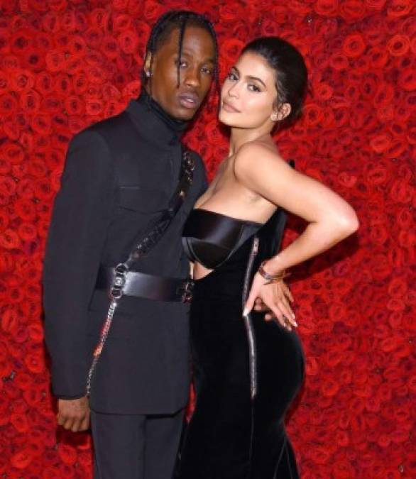 Travis Scott<br/><br/>La pareja comenzó una relación en abril de 2017, pero su relación escaló a otros niveles cuando la joven quedó embarazada. La joven mantuvo oculto su embarazo hasta que dio a luz a su hija, Stormi Webster, el 01 de abril de 2018.<br/><br/>