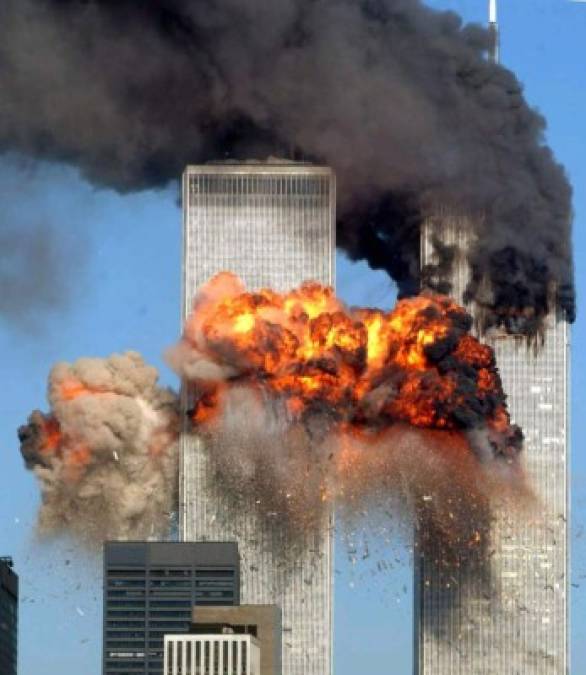 Desde una escuela primaria de Saratosa, el presidente George W. Bush informó: 'Nuestro país está bajo ataque terrorista'.