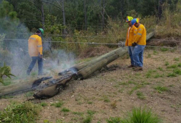 Derriban otra estructura de la Enee y dejan sin energía a Olancho