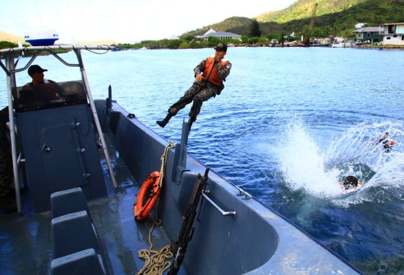 Marines de EUA adiestran a navales hondureños contra narcos