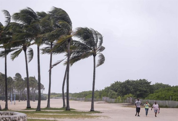 Florida recibe el devastador huracán Irma tras días de preparativos