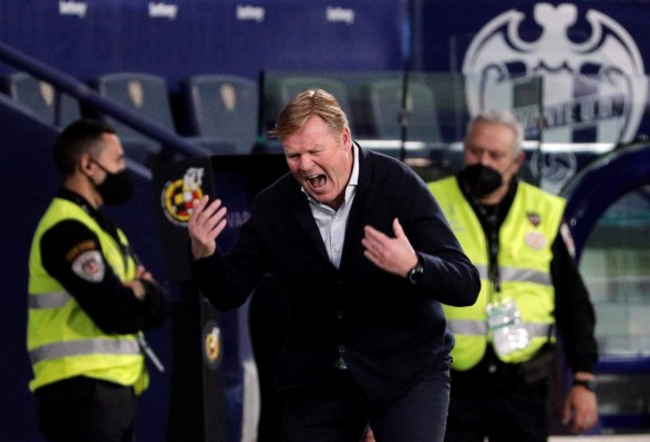 El entrenador del Barcelona, Ronald Koeman, reacciona durante el partido de la trigésimo sexta jornada de Liga en Primera División que disputaron contra el Levante en el estadio Ciutat de València. EFE/Biel Aliño