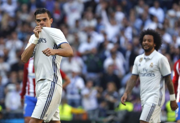 GRA310. MADRID, 08/04/2017.- El defensa portugués del Real Madrid Pepe (i) celebra su gol marcado ante el Atlético de Madrid durante el partido correspondiente a la trigésimo primera jornada de LaLiga Santander disputado en el estadio Santiago Bernabéu. EFE/Ballesteros