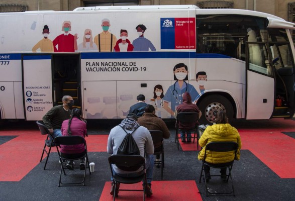 ¿Por qué Chile no logra contener la pandemia pese a la exitosa vacunación?