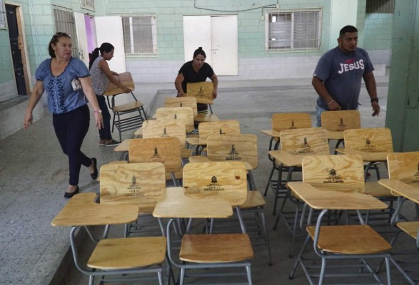 No más clases en el suelo: entregan 100 pupitres a centro básico José Cecilio del Valle