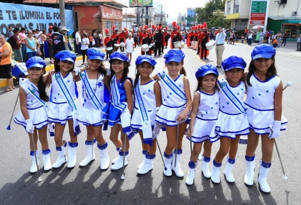 Color y fervor en los desfiles de estudiantes en Honduras