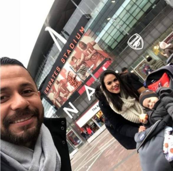 Alfredo Mejía visitó el Emirates Stadium del Arsenal en Londres junto a su esposa Kelly Ramos y su hijo.