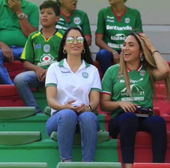 La esposa de Mario Martínez llegó con una camiseta blanca alusiva al Marathón.