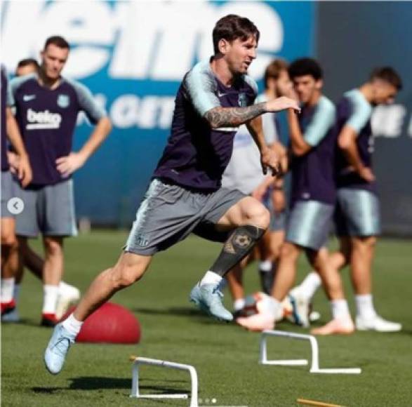 En la práctica de entrenamiento realizada en la Ciudad Deportiva Joan Gamper, 'La Pulga' lució una apariencia mucho más rejuvenecida.