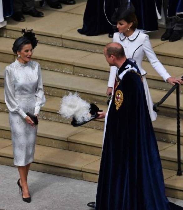 Después del desfile los royals asistieron a la capilla de San Jorge, donde se celebró un oficio religioso precedido por el himno nacional británico, en el que la reina dio la bienvenida a los últimos caballeros incorporados a la Orden.