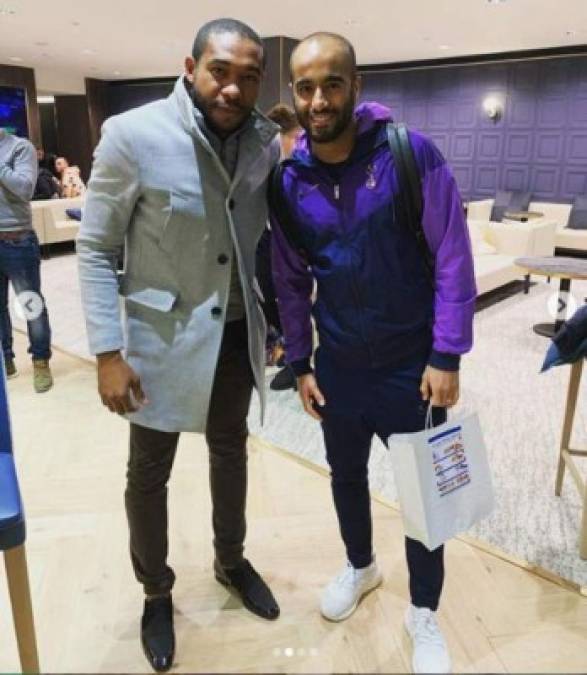 Wilson Palacios estuvo compartiendo con la gente del Tottenham. En esta imagen presumió de haber estado con el brasileño Lucas Moura.