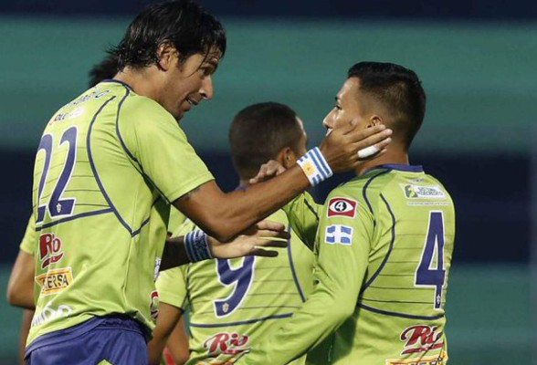 Sebastián Abreu tuvo un debut de locura con equipo salvadoreño