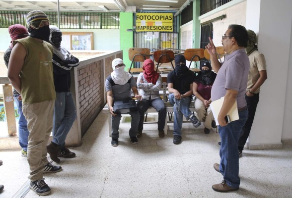 Universitarios entregan varios edificios tomados de la Unah