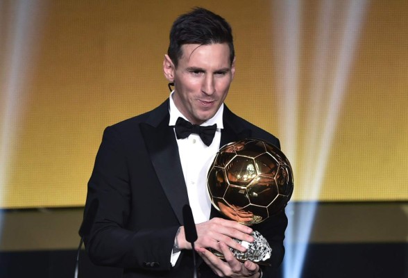 Messi vuelve al trono y alza su quinto Balón de Oro