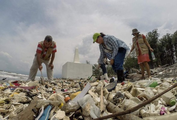 Río Motagua recibe unas 500 toneladas de basura a diario que vienen de Guatemala