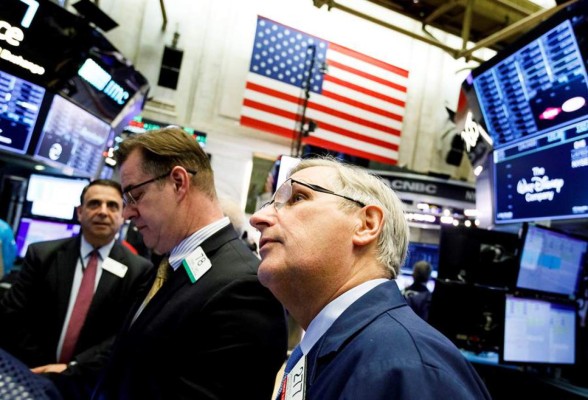 Wall Street cierra en rojo, preocupado por posible juicio político a Trump