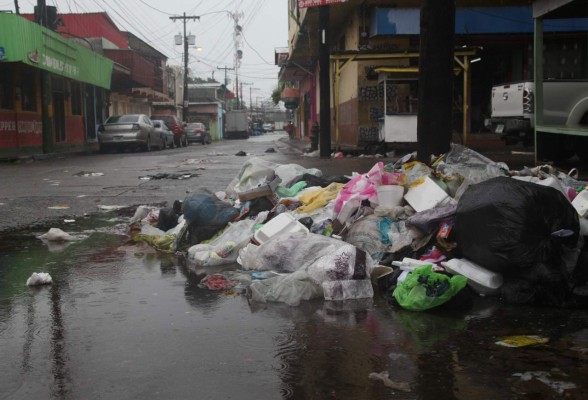 Basura acumulada flota en calles de La Ceiba luego de las lluvias