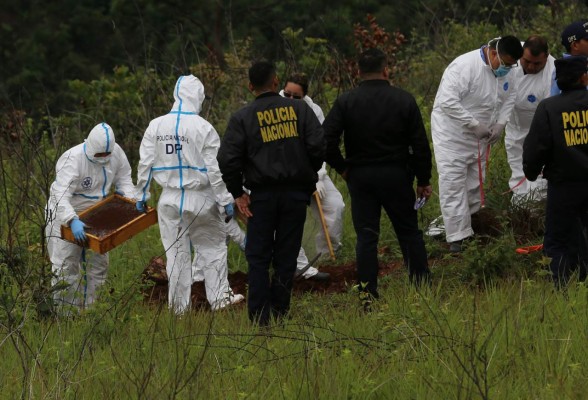 Recuperan tres cadáveres de cementerio clandestino