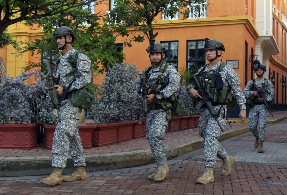 La paz de Colombia inicia con homenaje de Santos a los militares