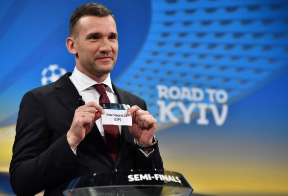 El ucraniano Andriy Shevchenko se encargó de sacar las bolitas en el sorteo de las semifinales de la Champions League. Foto AFP