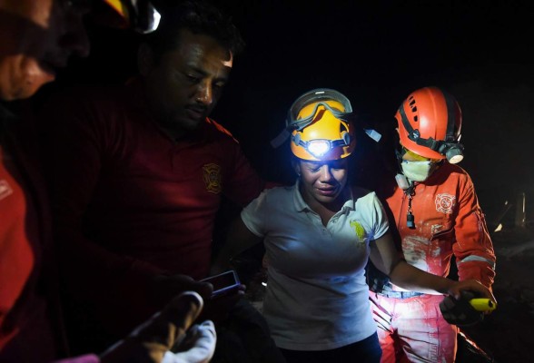 Milagros en Ecuador: Bomberos rescatan tres supervivientes