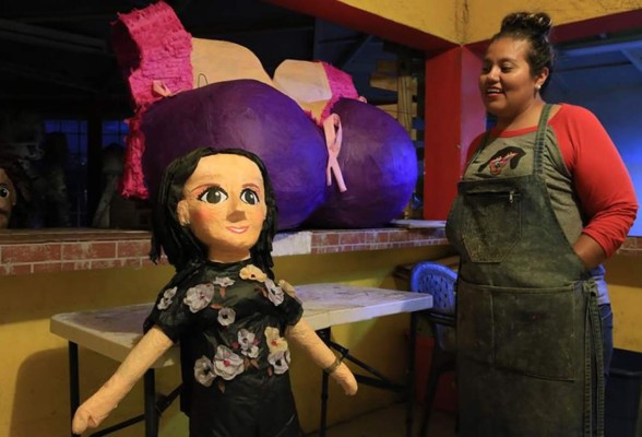 Silvia Abilene Sánchez De la Cruz, de 32 años, es quien creó la piñata de Sarita (la hizo en una hora), la hija del canta autor José José recién fallecido. EFE/Luis Torres