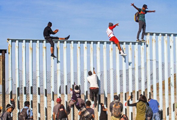 'Trump haz un muro más grande': Migrantes desafían a EEUU en frontera