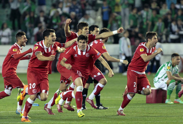 Los penales dan el pase al Sevilla en un agónico derbi