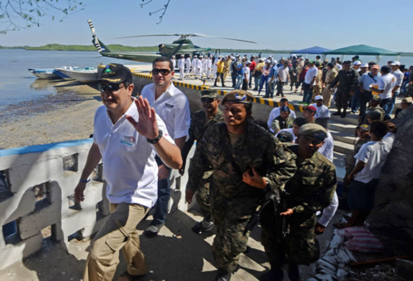 Presidente de Honduras inaugura helipuerto en Isla Conejo