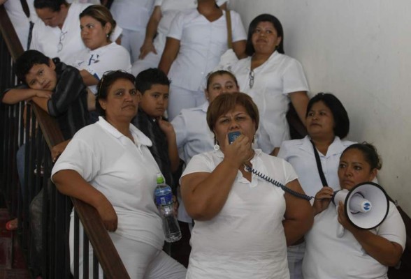 Enfermeras auxiliares brindan apoyo a su presidenta quien hoy irá a audiencia