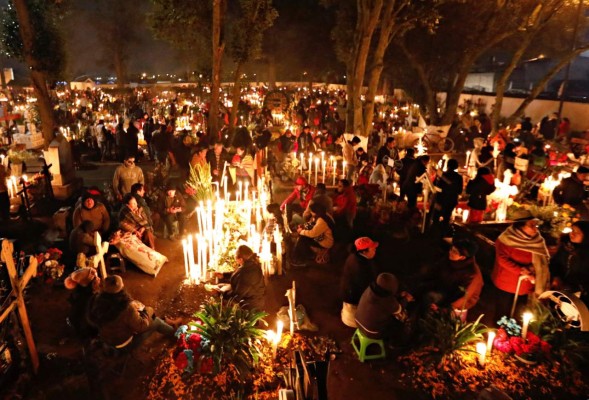 México se prepara para un insólito Día de Muertos con cementerios cerrados