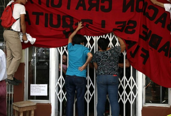 Con toma de la Departamental dan bienvenida a asueto