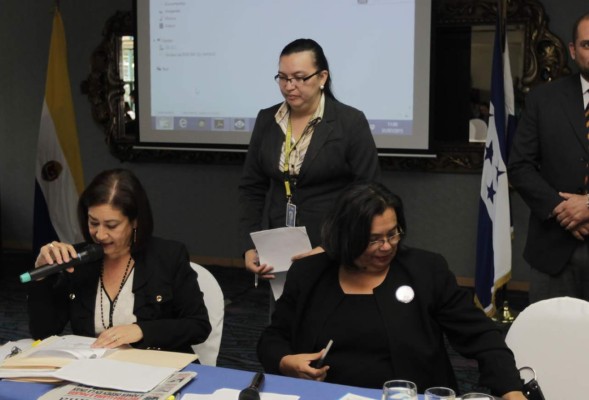 Belinda Flores de Mendoza, decana de Economía, y la rectora, Julieta Castellanos.