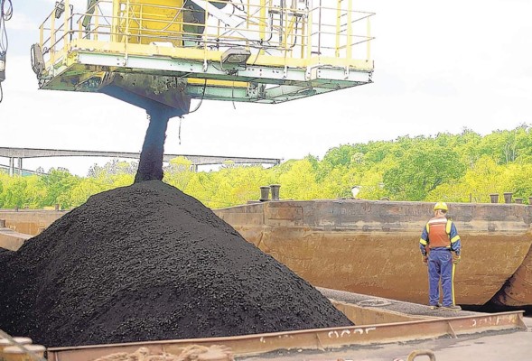 La abundancia de commodities, trabajadores y capital complica a la economía mundial