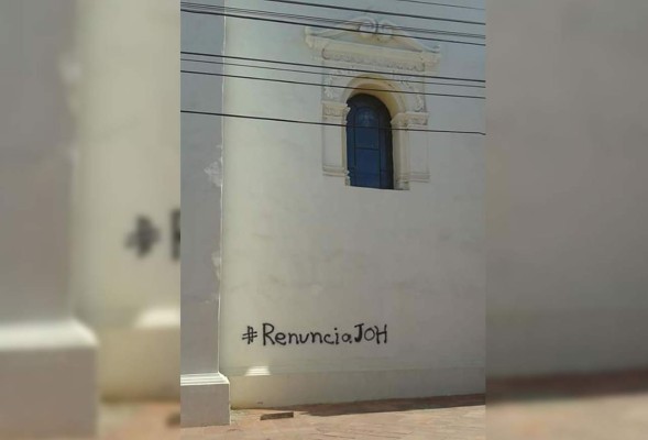 Comayagua: Simpatizantes de Libre manchan catedral