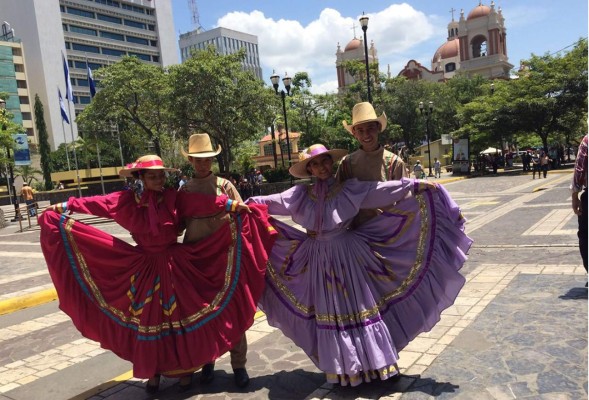 Cuadro de danzas de la Escuela Normal del Valle de Sula busca rescatar valores