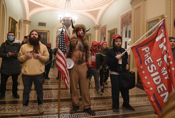 El hombre con cuernos de bisonte que irrumpió en el Capitolio pide el perdón de Trump