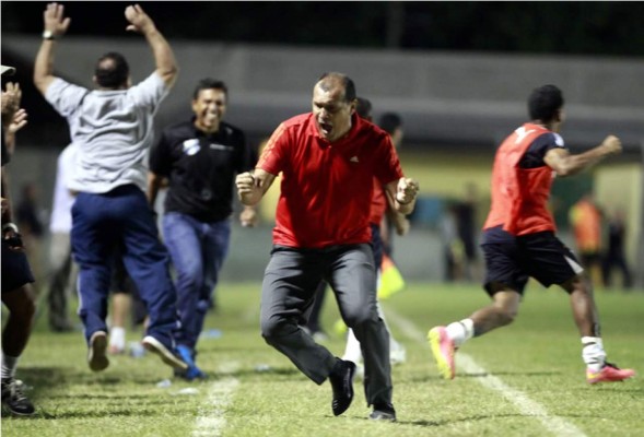 Eufórico festejo de Wilmer Cruz: 'El resultado se da porque tenemos güevos'