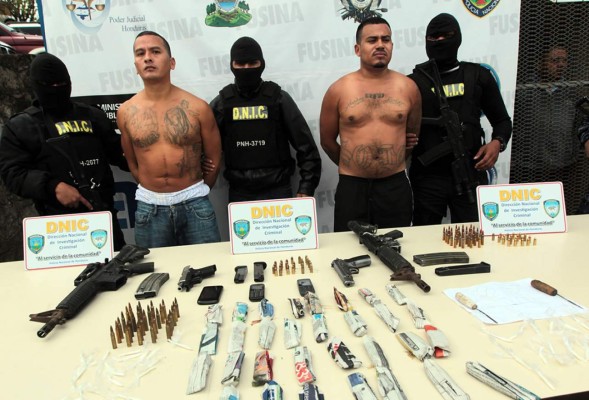 Capturan a dos supuestos pandilleros con armas y droga en Tegucigalpa