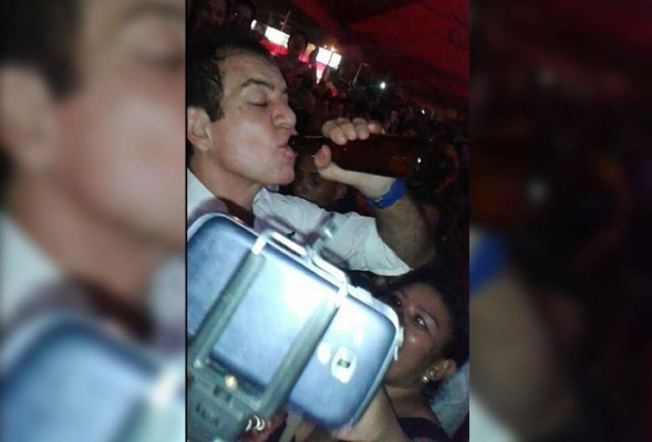 Polémica en redes sociales por fotos de Salvador Nasralla ingiriendo bebidas alcohólicas