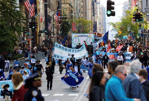 Hispanos festejan en Nueva York su cultura con vistoso desfile