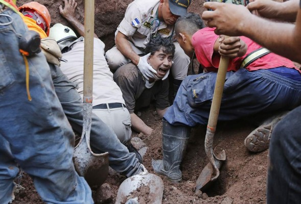Bomberos rescatan en Tegucigalpa a obrero que estaba soterrado