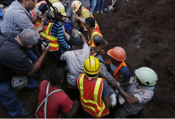 Bomberos rescatan en Tegucigalpa a obrero que estaba soterrado