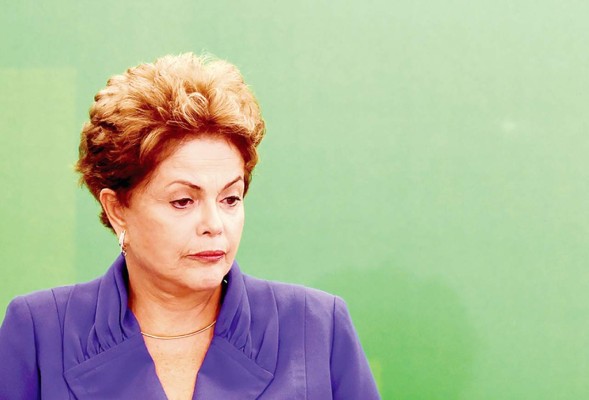 Dilma Rousseff da un giro de 180 grados para salvar su presidencia