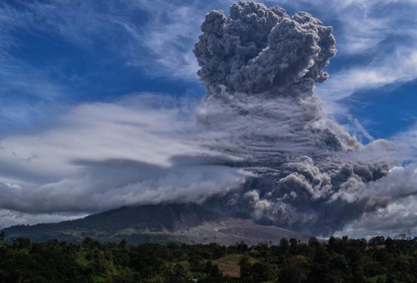 Fuerte erupción del volcán Sinabung deja en oscuridad a Sumatra